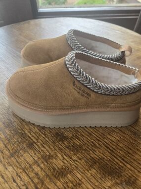 UGG KOOLABURGA. Womens Size 6. Chestnut Brown. Great Condition! Barely Worn!